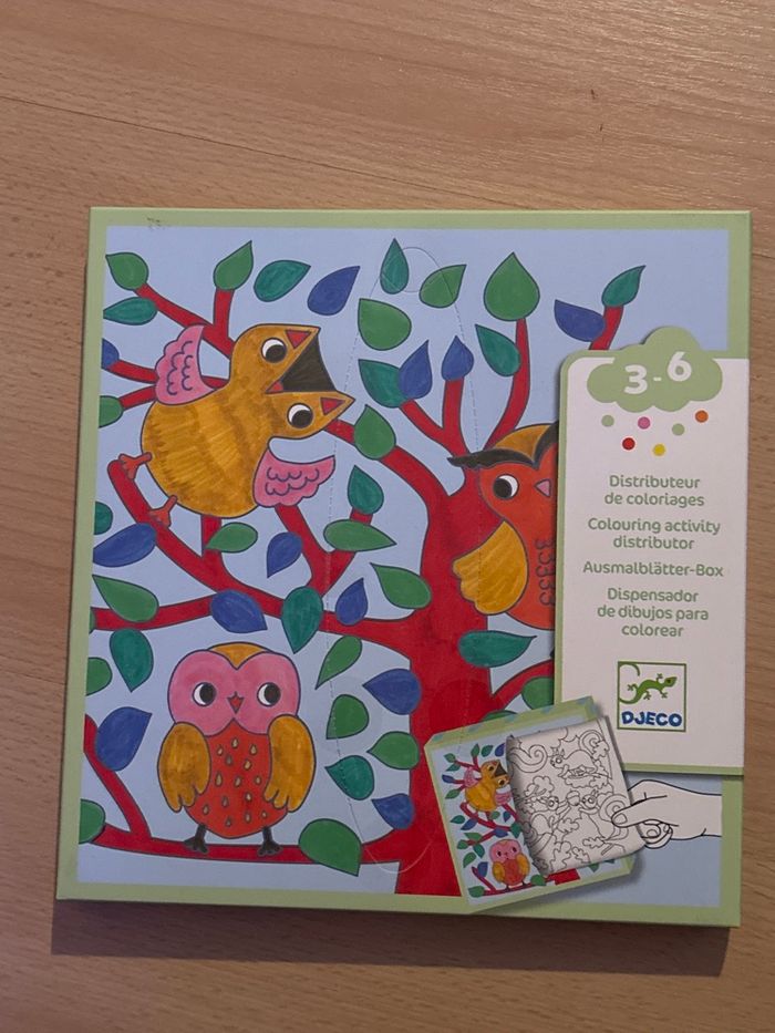 Distributeur de coloriages Djeco