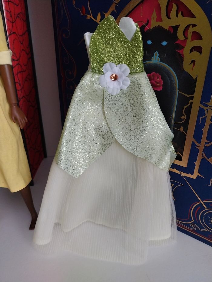 Poupée Tiana en serveuse robe jaune rare + robe verte La Princesse et la Grenouille - photo numéro 2