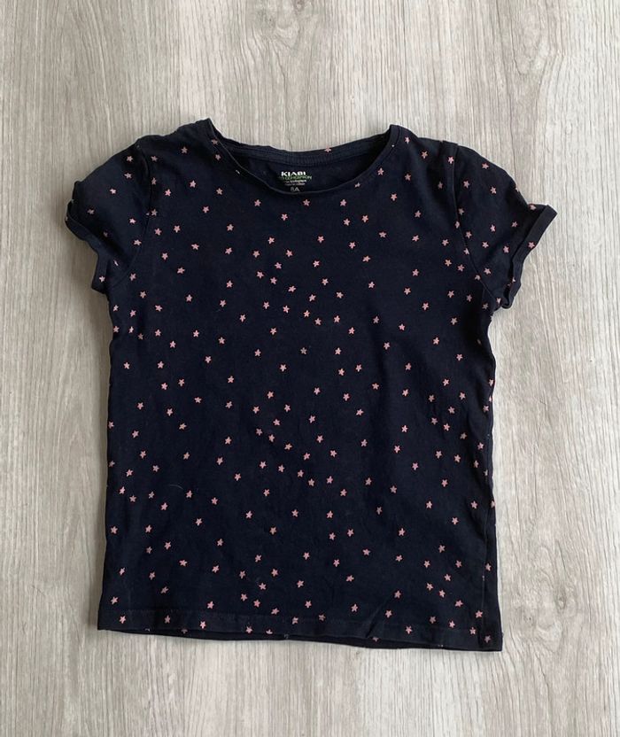 TEE shirt marque Kiabi taille 8 ans (tache)