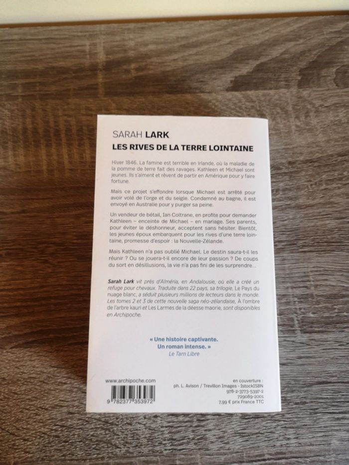 Livre romance Les rives de la Terre lointaine de Sarah Lark - photo numéro 2