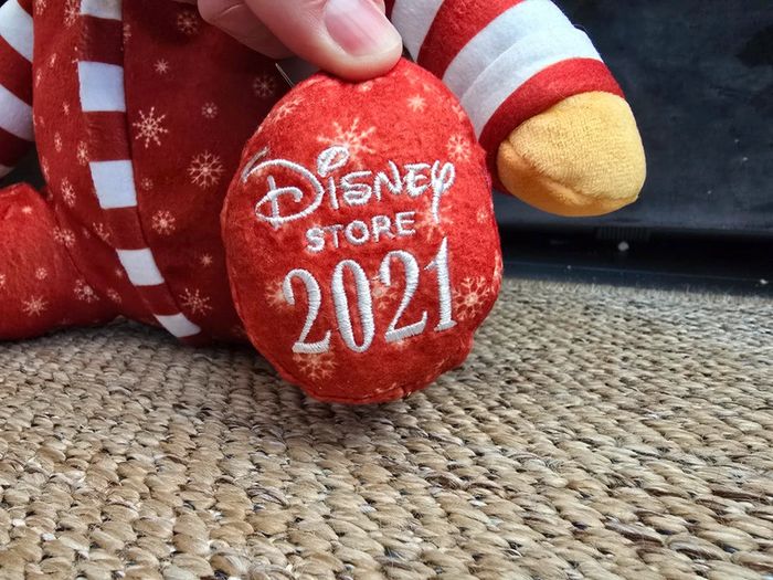 Disney Store Peluche moyenne Winnie l'Ourson Noël Holiday Cheer 2021 - photo numéro 8