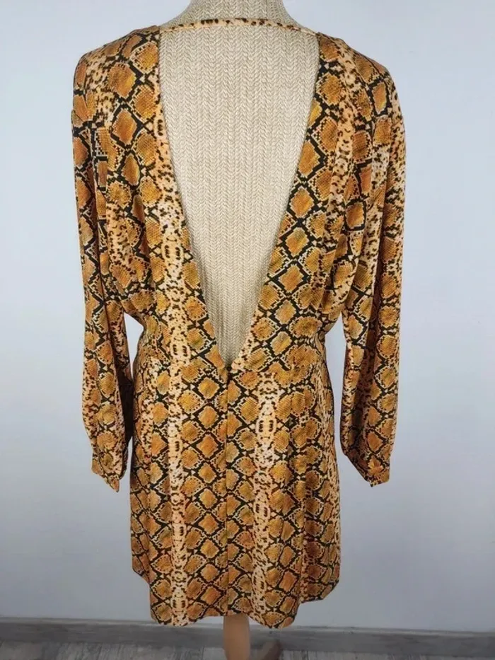 Robe mi-longue manches longues dos en V motif imprimé python noir brun beige taille M Mango - photo numéro 2