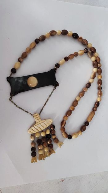 Collier ancien ethnique bakélite ?
