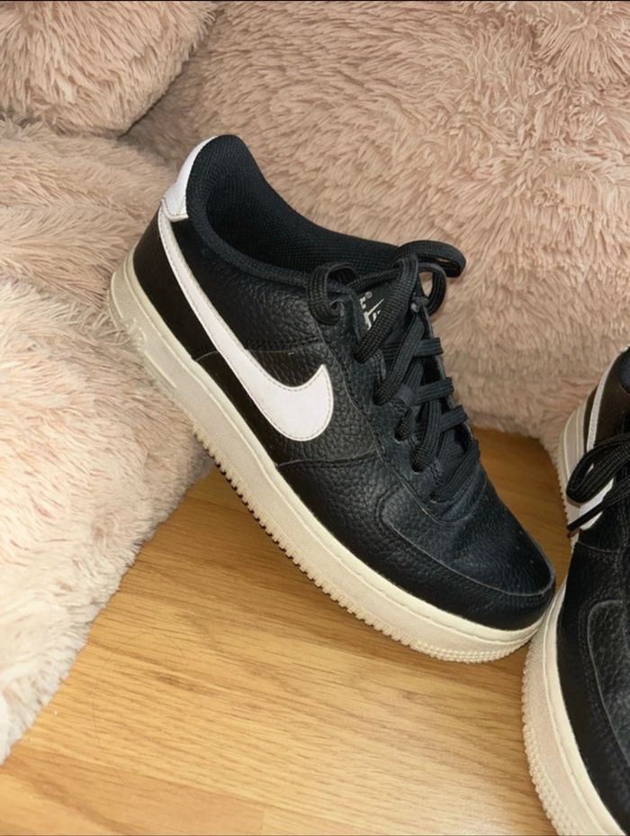 Nike Air Force 1 noires et blanches femme - photo numéro 2
