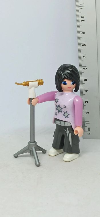 Femme chanteuse avec micro sur pied playmobil