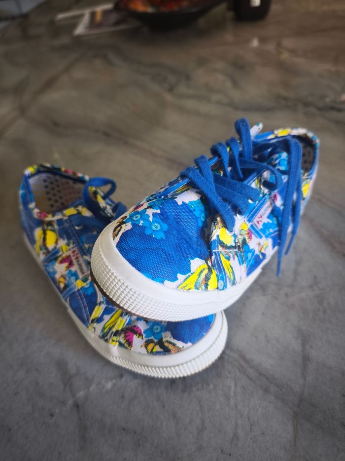 Chaussures design Superga Taille 33. Excellent état. - photo numéro 3