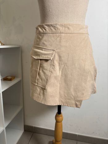 Jupe short Zara beige en daim taille M en très bon état 