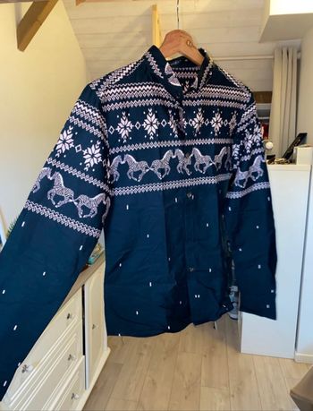 Chemise noire, imprimés marron