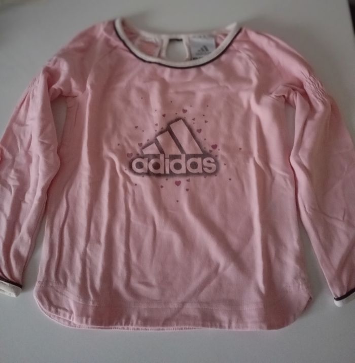 Tee-shirt , 3 ans ,manches longues , coton rose ,blanc et paillettes , Adidas . État neuf - photo numéro 2