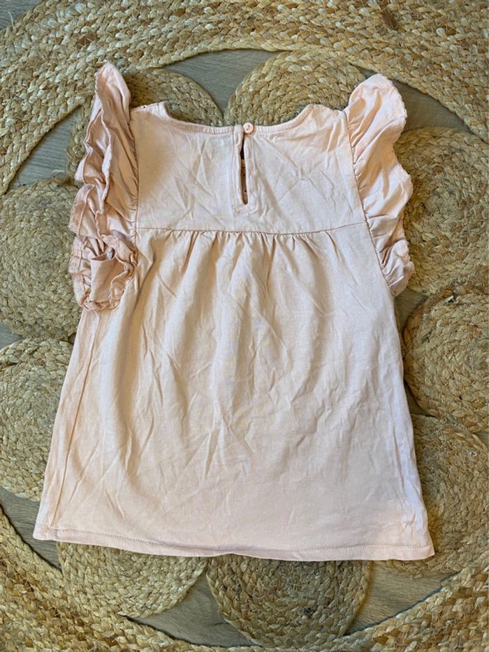 Top rose clair motif ajouré et volants Kiabi taille 6 ans - photo numéro 2