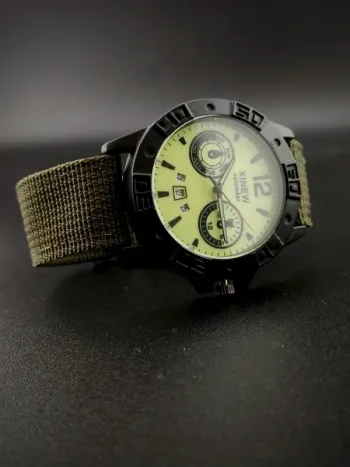 Montre verte phosphorescente, style exploration