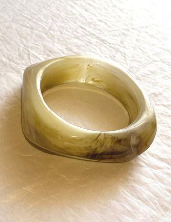 Bracelet Large Epais Jaune Ocre Fondu Tâche Grosse Ligne Difforme Sinueuse Bijou Fantaisie Femmes