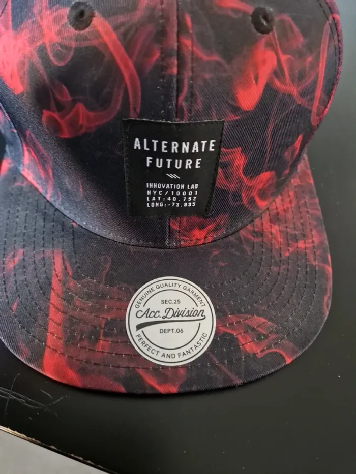 Casquette H&M noir rouge - photo numéro 2