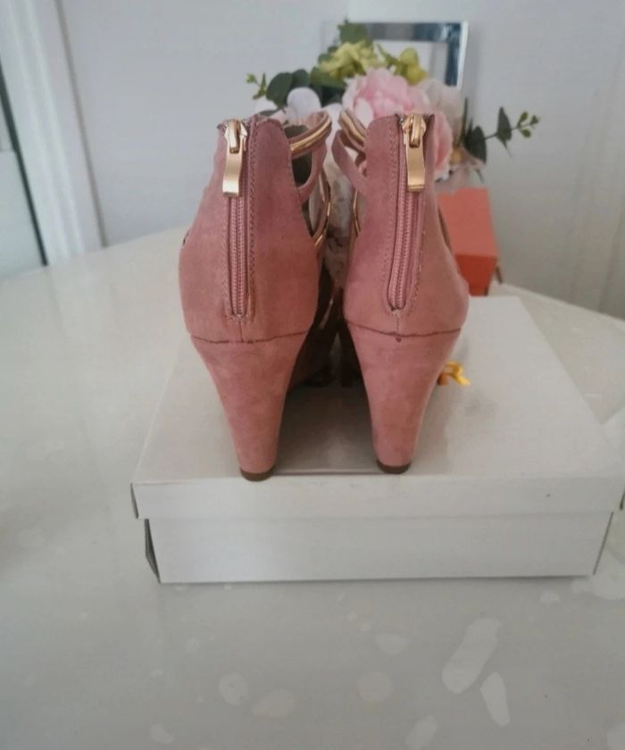 🩷🤍Jolie Paires De Sandales Talon Compensé 🩷🤍 - photo numéro 4