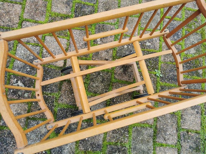 Berceau landeau en bois pour poupée vintage années 1970-1980 - photo numéro 4