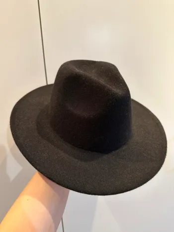 Chapeau noir en feutre