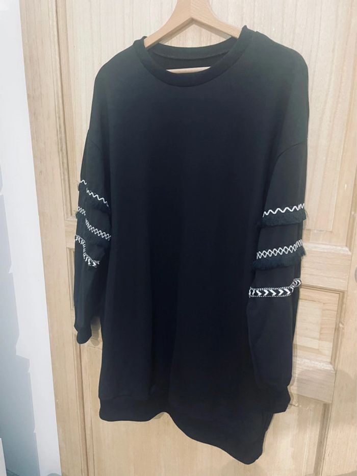 Sweat long noir SHEIN taille M avec détails brodés et franges - photo numéro 3