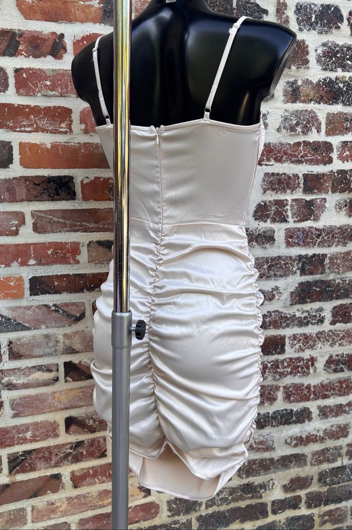 Robe moulante en satin froncée T36 • Shein - photo numéro 4
