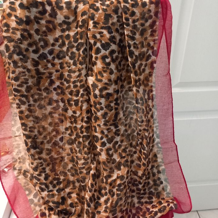 Grande echarpe  impression leopard bordure  rouge - photo numéro 7