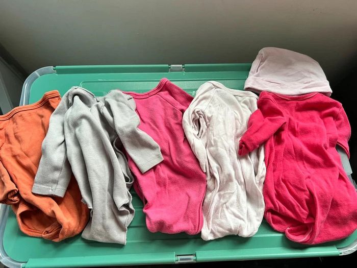 Lot de 5 bodys 1 mois fille et un petit bonnet rose - photo numéro 16