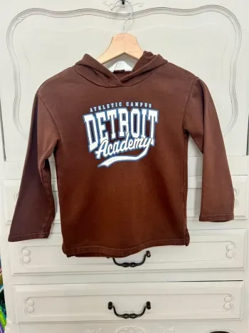 Pull sweat à capuche marron avec inscription H&M taille 6 - 8 ans