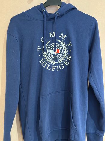 Un sweat Tommy Hilfiger 