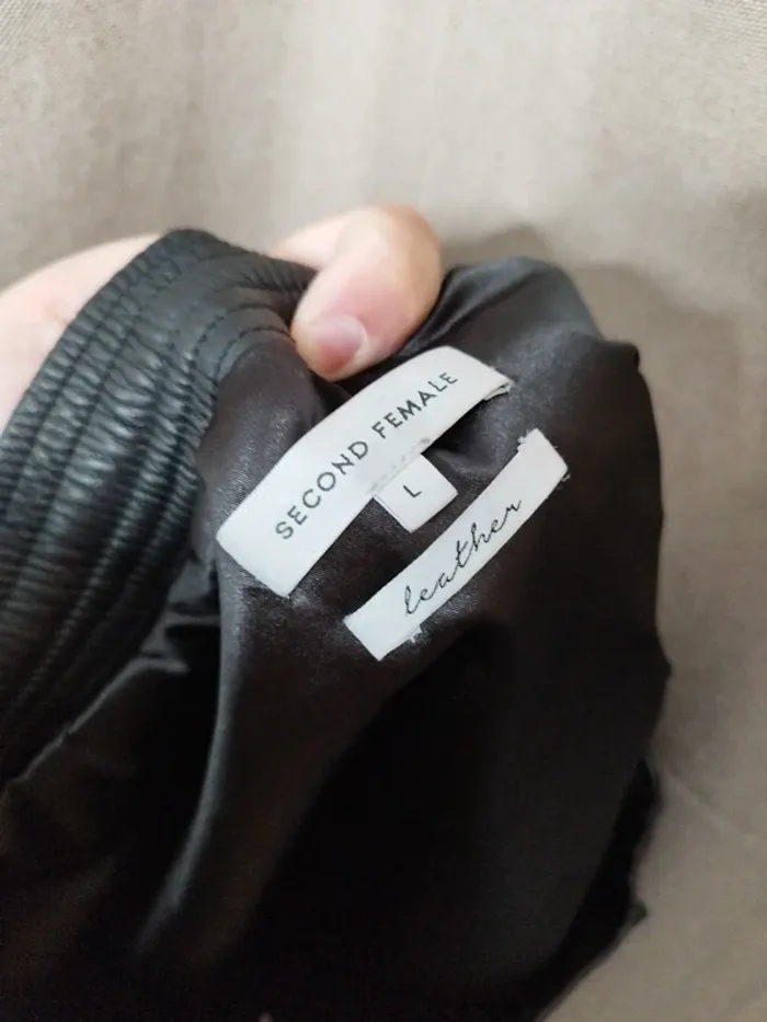 Jupe courte second female - photo numéro 4