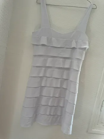 Robe blanche à volant