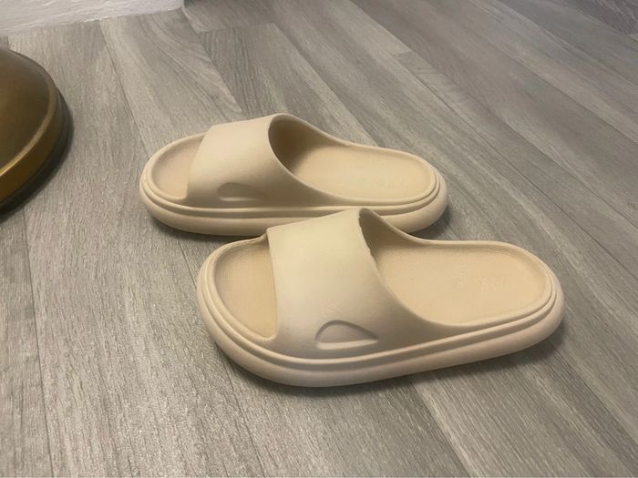 Claquettes Zara enfant taille 32 - photo numéro 2