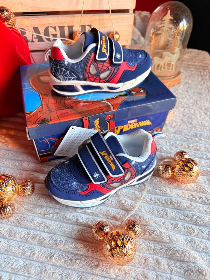 Basket Spiderman lumineuse intense - photo numéro 3