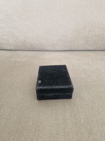 Collier argenté avec sa boîte