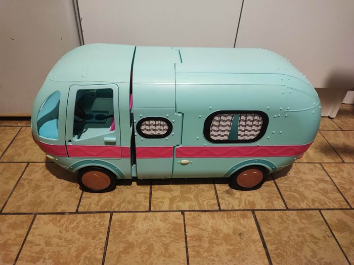 Camping car poupée lol