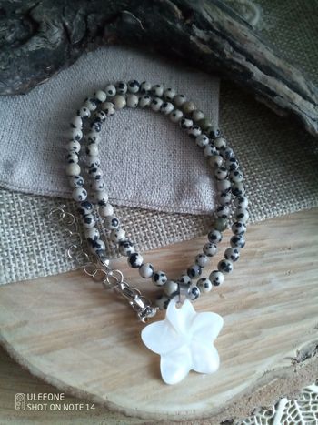 Collier jaspe dalmatien et fleur de n'a'c'r'e