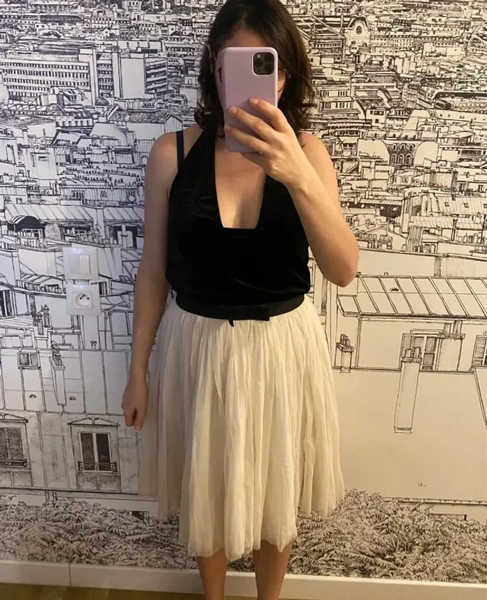 Robe de fêtes en velours noir et tulle blanc - photo numéro 9