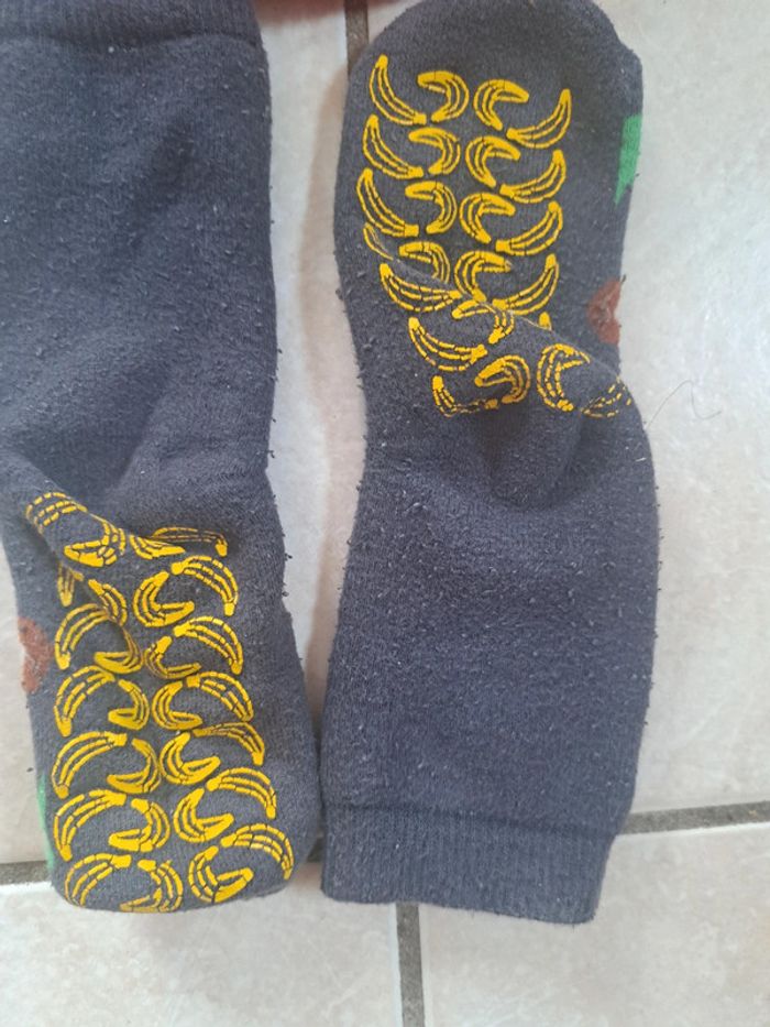 Lot de 2 paires de chaussettes 24/26 antidérapantes en TBE - photo numéro 2