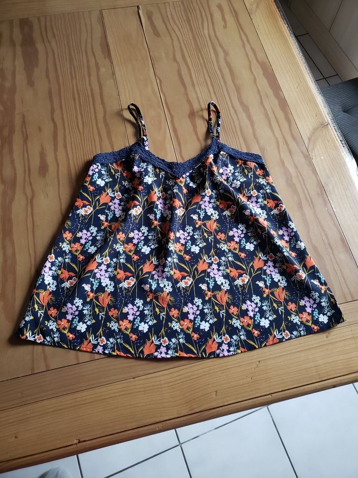 Débardeur à bretelles bleu marine fleuri