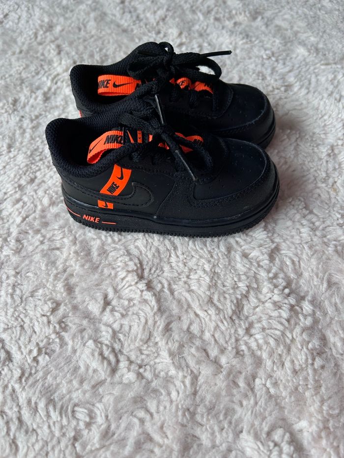 Baskets Nike Force 1 LV8 KSA bébé Noir et Orange Taille 22 - photo numéro 3