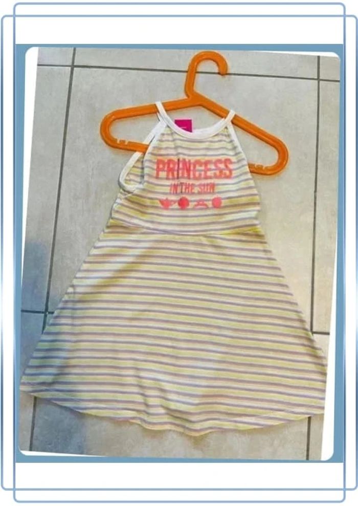 Adorable robe Disney pour fille de 5 ans - Remises sur les lots ! - photo numéro 3