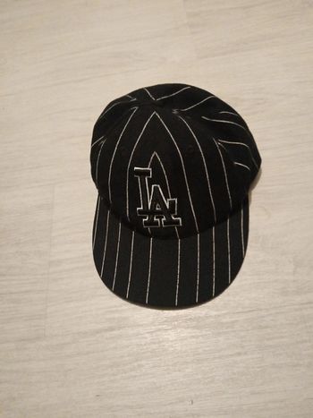 Casquette noir a rayure blanche T 53 cm