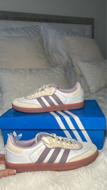 Baskets mauve et blanche 