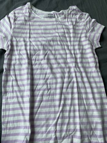 T shirt blanc à rayures mauves.