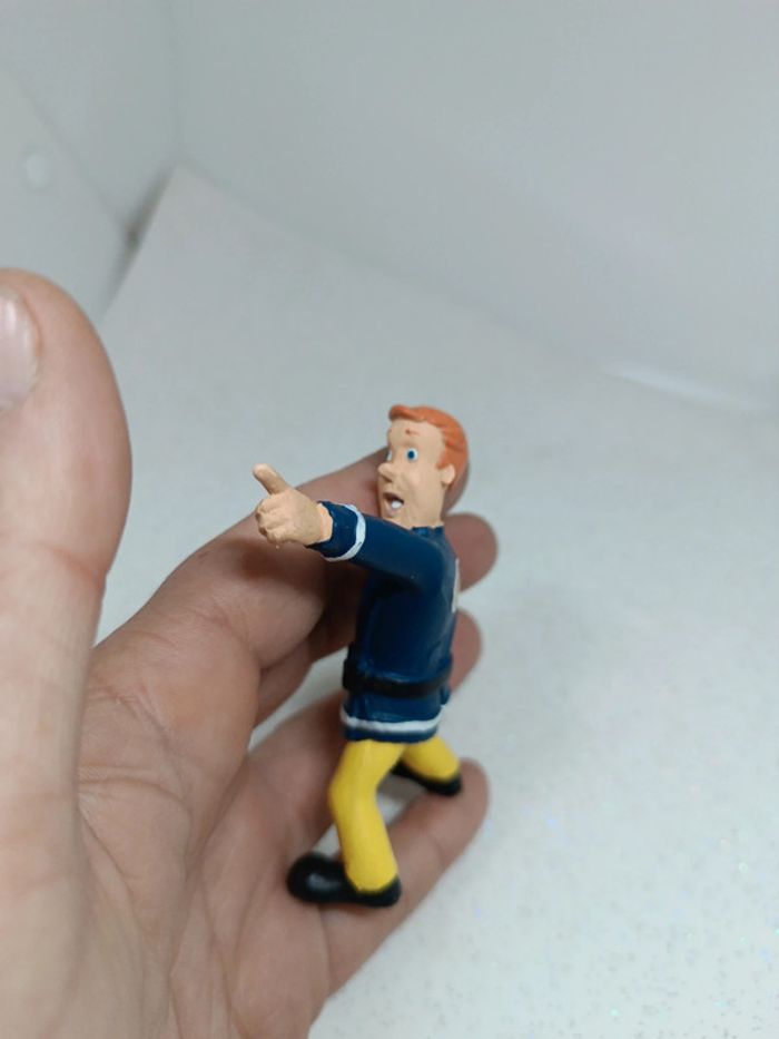 Figurine figura personnage miniature petite small sam pompier fireman montre doigt finger comansi - photo numéro 5