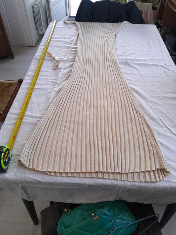 Jolie robe moulante fine longue effet légèrement évasée dans le bas - photo numéro 8