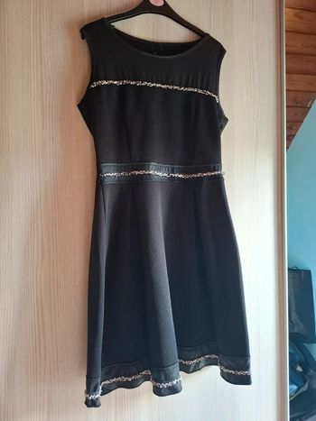 Robe noir courte et courte manche
