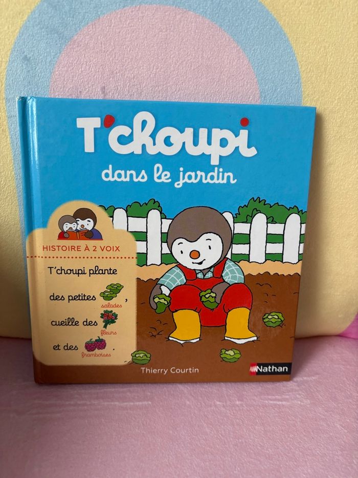 T’choupi dans le jardin.