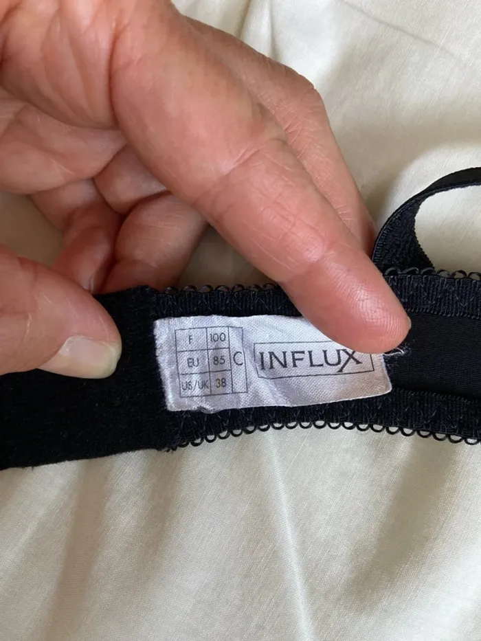 Soutien gorge noir - photo numéro 5