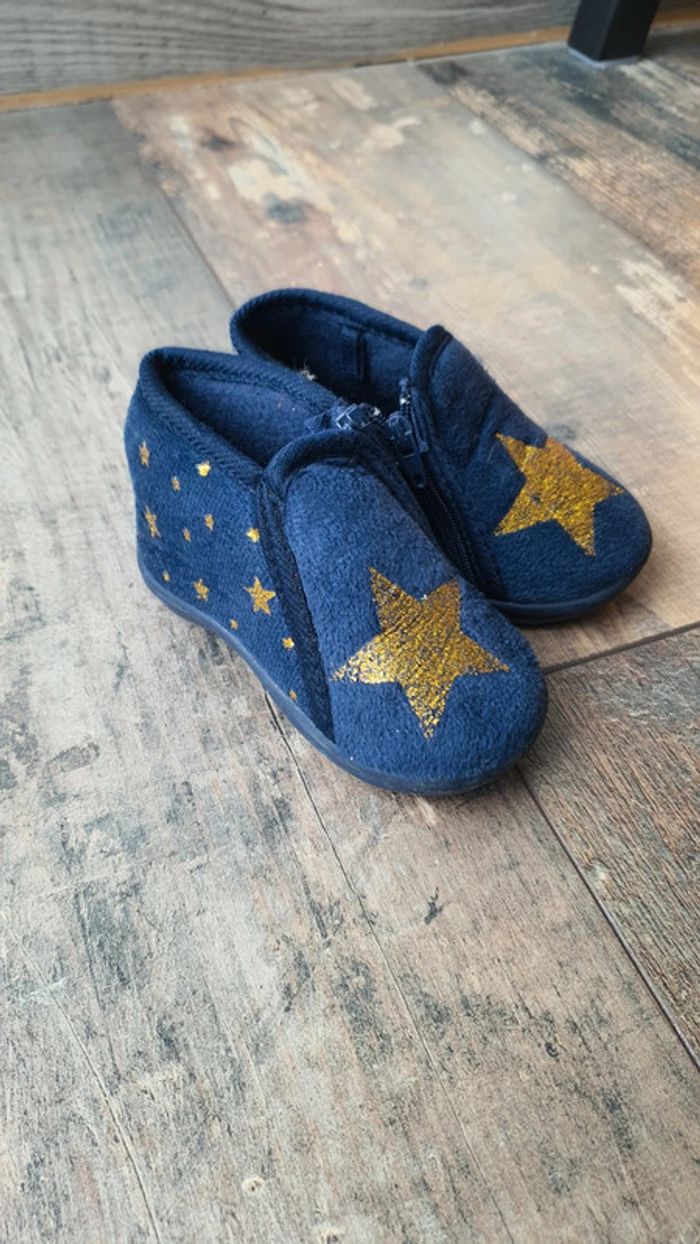 Chaussons taille 19 en très bon état - photo numéro 2