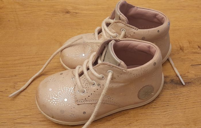 Deux paires de chaussures taille 22 fille - photo numéro 2