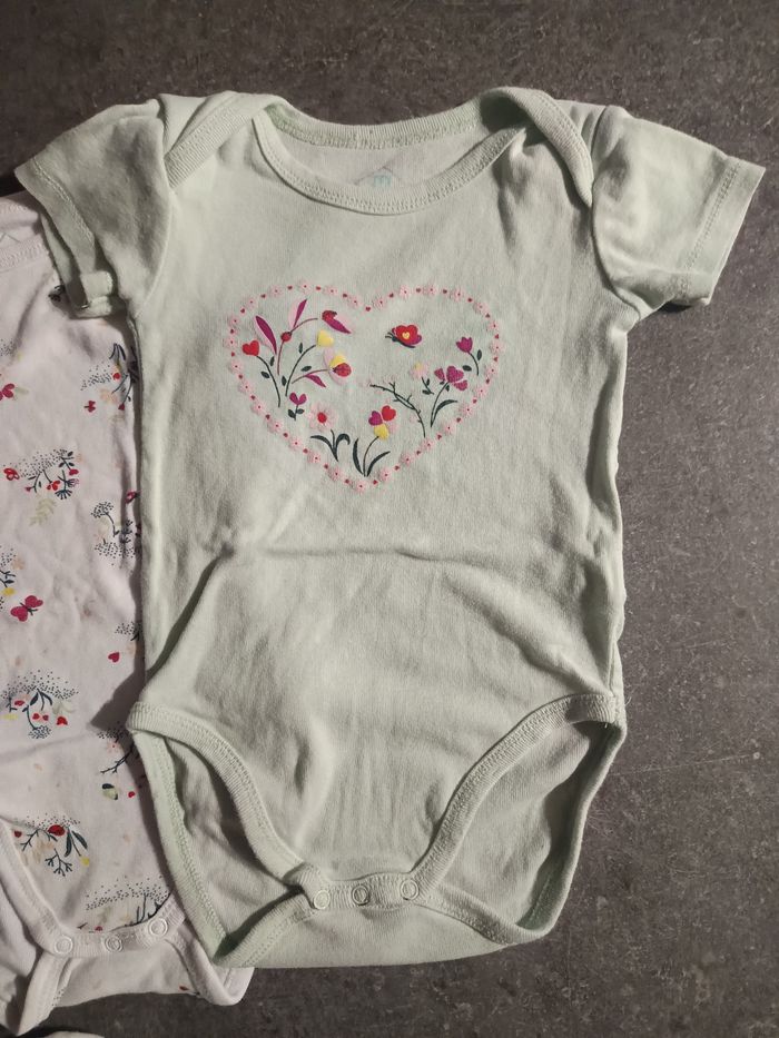 Lot bodies fleuris 12 mois - photo numéro 3