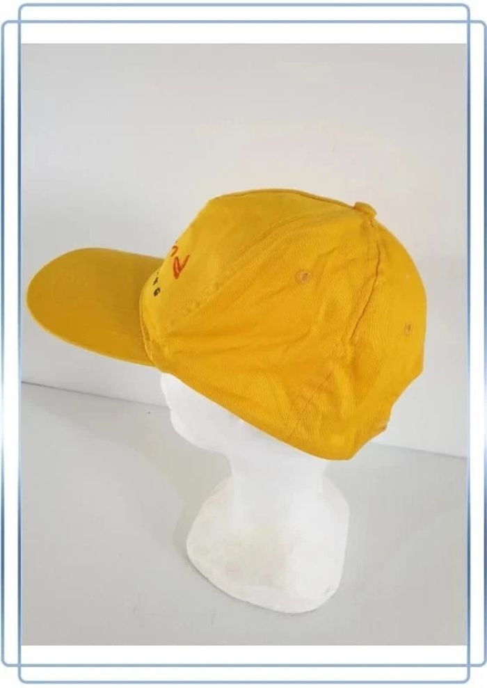 Casquette jaune Beyond, bon état, taille unique mais il y'a des petites tâches à nettoyer, - photo numéro 2